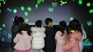 [크기변환][붙임1]로비전 미생물의 방을 관람하는 어린이들.JPG