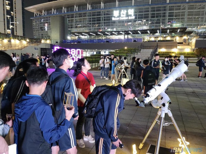 부산유라시아플랫폼광장에서 진행된 달관측 행사에 참여한 학생들.jpg
