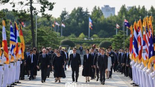 윤석열 대통령, 부산 유엔 기념공원 참배