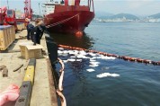 부산해경, 감천항 외국적 선박 기름유출…  긴급 방제조치