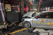 새벽 도심교차로 택시 교통사고 후 도시가스배관 충돌...급발진 주장 경찰수사