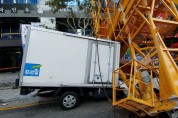 아파트신축현장 무인타워크레인 넘어져 건물·차량 파손
